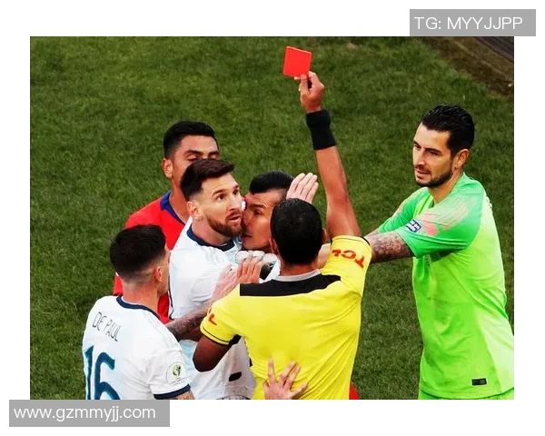 足球红牌的含义及其在比赛中的重要性解析